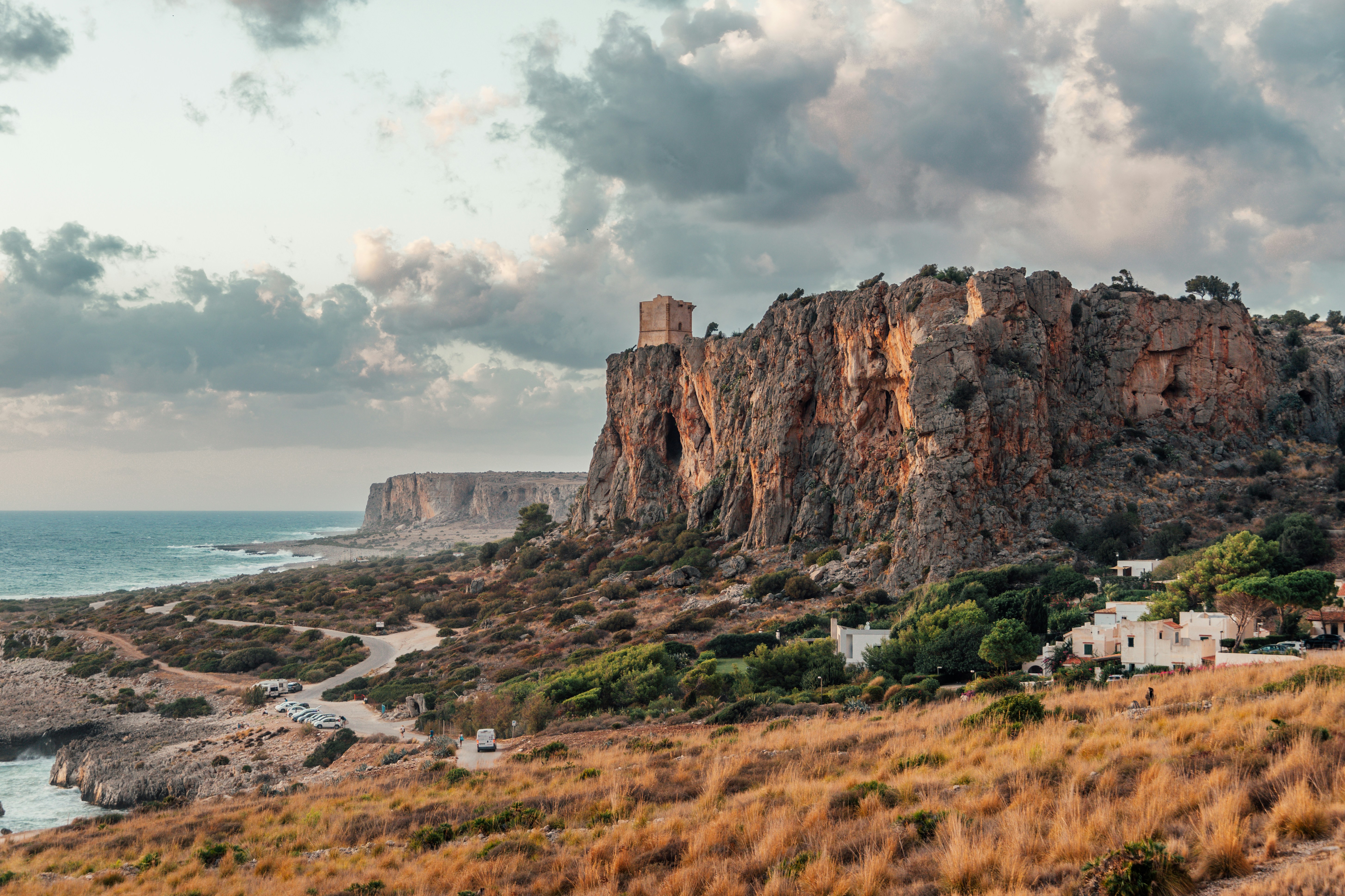 Foto di <a href="https://unsplash.com/it/@avivace?utm_content=creditCopyText&utm_medium=referral&utm_source=unsplash">Antonio Vivace</a> su <a href="https://unsplash.com/it/foto/una-vista-di-una-scogliera-rocciosa-con-uno-specchio-dacqua-sullo-sfondo--0mGOPCRg_w?utm_content=creditCopyText&utm_medium=referral&utm_source=unsplash">Unsplash</a> Foto di <a href="https://unsplash.com/it/@avivace?utm_content=creditCopyText&utm_medium=referral&utm_source=unsplash">Antonio Vivace</a> su <a href="https://unsplash.com/it/foto/una-vista-di-una-scogliera-rocciosa-con-uno-specchio-dacqua-sullo-sfondo--0mGOPCRg_w?utm_content=creditCopyText&utm_medium=referral&utm_source=unsplash">Unsplash</a>